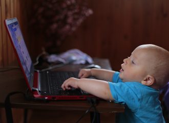 Barnet tittar på en datorskärm