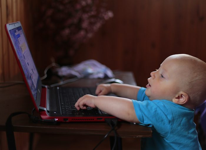 Barnet tittar på en datorskärm